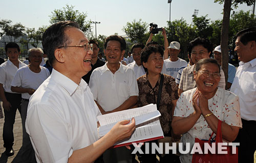 8月3日,中共中央政治局常委、国务院总理温家宝来到北京市,深入场馆、社区和能源企业考察奥运保障等工作。 这是温家宝在丰台区大井社区与居民交谈。 新华社记者黄敬文摄