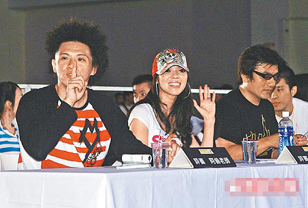 曾馨莹大婚后首次露面与郭董家中天天热舞(图)