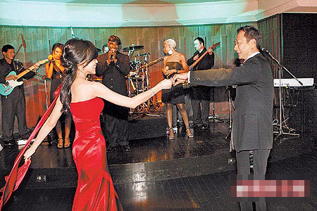 曾馨莹大婚后首次露面与郭董家中天天热舞(图)