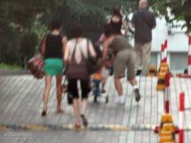 景岗山夫妇带儿女逛街其乐融融(组图)