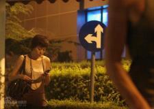景岗山夫妇带儿女逛街其乐融融(组图)