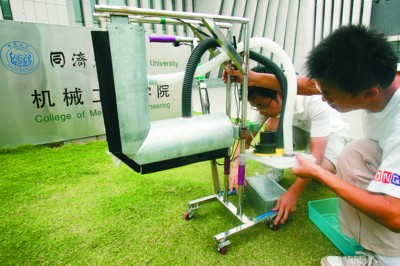 学生们为设计自动保洁机动足脑筋 学生们为设计自动保洁机动足脑筋