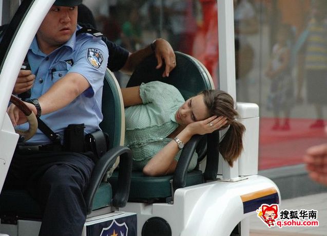 警察救美女外国美女图片与芒果图片