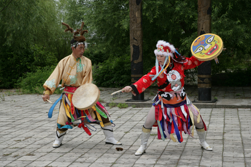 赫哲族男女萨满共同祭祀表演采集组的成员屏住呼吸,摄影记者师李红阳