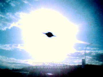 市民用手机拍夕阳时发现疑似UFO(图)