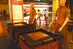鸟巢“笑脸”中华世纪坛绽放 “活字印刷”将户外展览