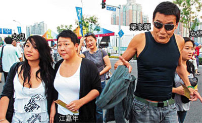 组图:梁家辉夫妇携孪生女儿北京观赛