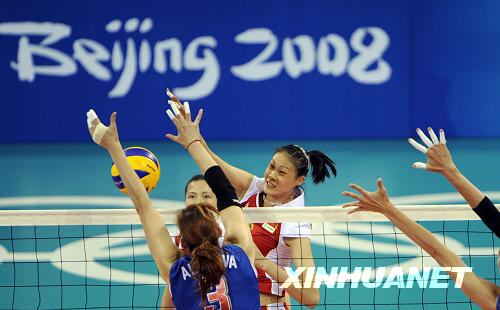 8月19日,中国女排队员赵蕊蕊(右)在比赛中扣球。