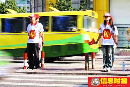 广州人体红绿灯上街 前“停”后“行”(图)