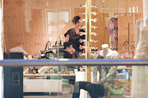 陈法蓉名店购物新恋情曝光为男友按背降火(图)