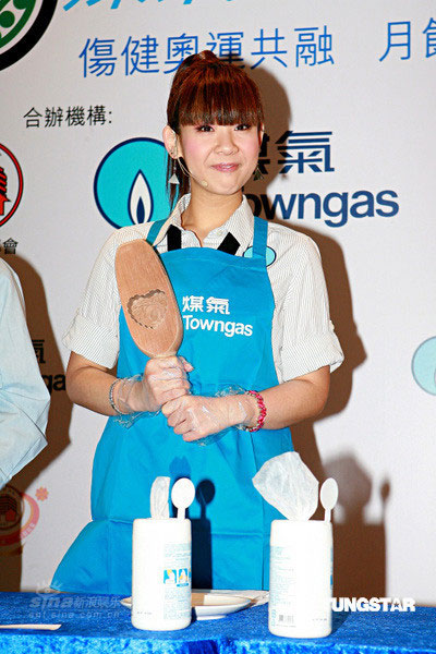 郑欣宜制作心型月饼祝福奥运健儿(组图)
