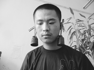 动耳奇人 耳挂秤砣“活蹦乱跳”