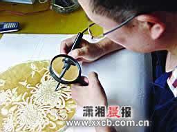 老人用电烙铁在丝绸上画出水浒108将(图)