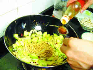 云南小瓜豆干炒笋丝