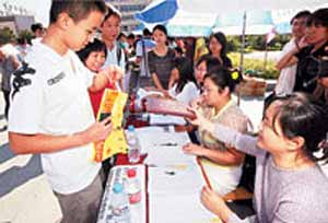13岁男孩成为年龄最小硕士研究生 其父制造传奇