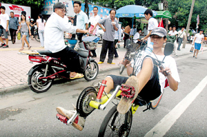男子躺骑自行车 改装车能挂18种档速(图)