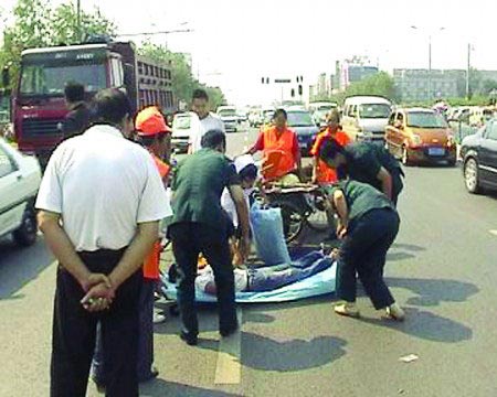 女子寻死卧快车道 众人围起“安全岛”(图)