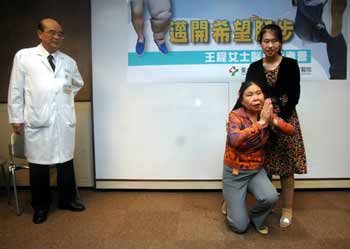 江苏“象腿”女孩在台康复 母亲跪谢:谢谢台湾