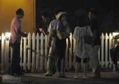 组图:高圆圆与陈坤豪饮狂聊至深夜