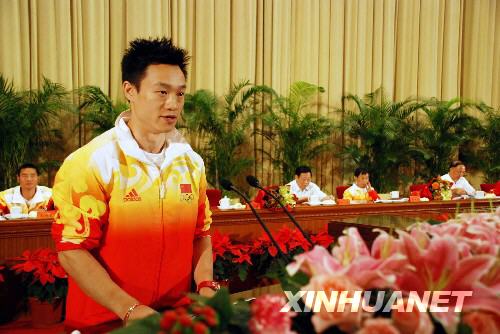 9月11日,第29届奥运会体操男子团体、男子个人全能冠军杨威在报告会上发言。 当日,第29届奥运会中国体育代表团报告会在北京人民大会堂举行。 新华社发(杨慧峰 摄)