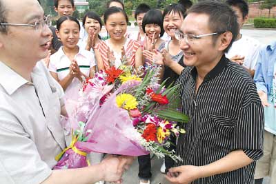 残疾老师患血癌 坚持授课8年