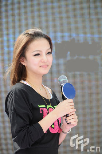 张韶涵蹲地露肉股沟隐现 秀低腰性感纹身(图)