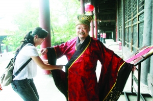 新人雇专业剧组耗资2万拍“电影”庆婚(组图)