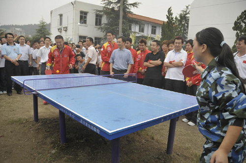 国家乒乓球队看望北川中学师生(图)-北川中学-