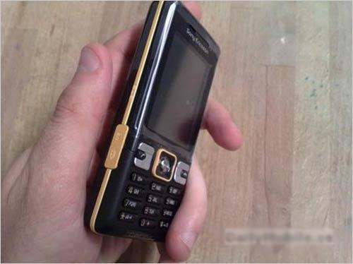 动感影像索尼爱立信C702新色真机亮相(3)