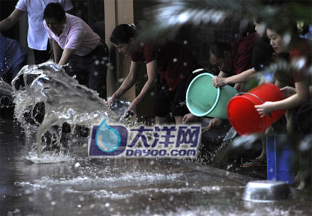 组图:强台风“黑格比”登陆 广州城遭水淹