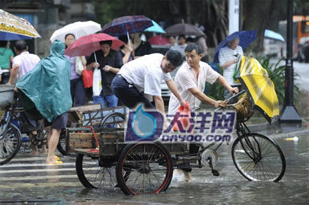 组图:强台风“黑格比”登陆 广州城遭水淹