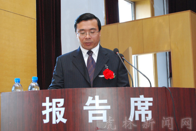 市委常委,副市长高启民作经济形势通报.