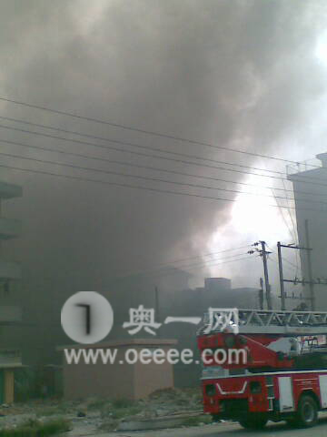 深圳沙井塑料厂发生大火 一栋楼已倒塌(组图)-