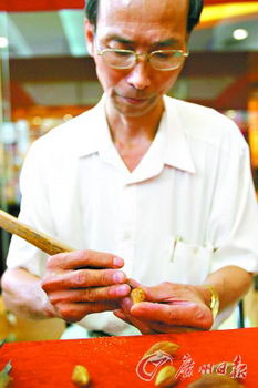 200颗榄核雕出6层龙船画舫(组图)