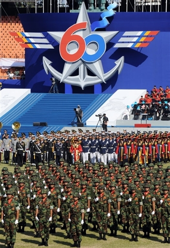 韩国建军60周年 首尔街头举行阅兵式(图)-