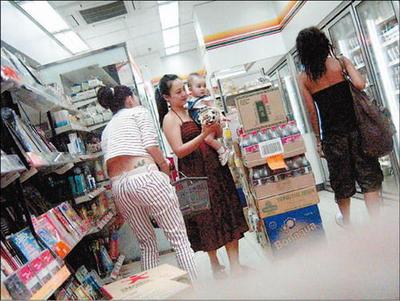 张柏芝凸肚逛便利店 屁股变大露腰间纹身(组图)