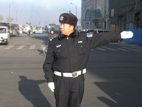 交通警察的工作环境是非常艰苦的,一年四季无论天气如何变化和恶劣,他
