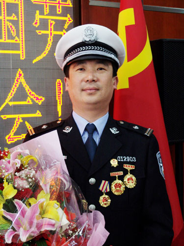 俯首为公仆 热血铸警魂——哈尔滨市公安局交警支队动力大队王士奇
