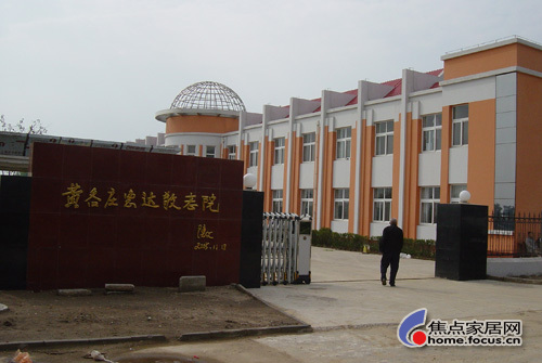 景德镇中国陶瓷博物馆游客络绎不绝打卡网红陶瓷雕塑成新风尚PG娱乐