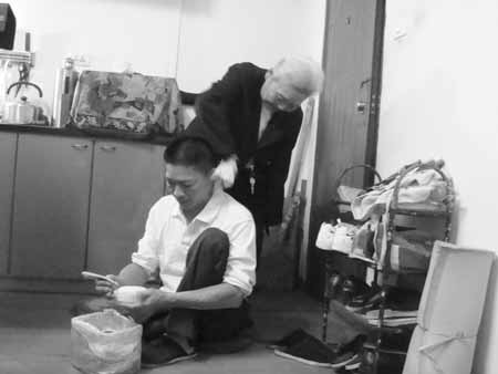 独腿儿子照顾八旬独臂母亲(图)