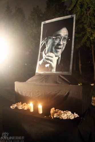 上海大学上千学子烛光送别一代名导谢晋(组图)