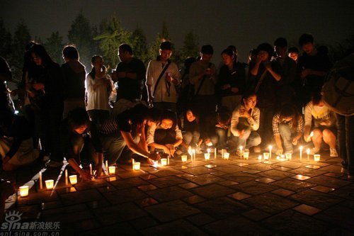 上海大学上千学子烛光送别一代名导谢晋(组图)