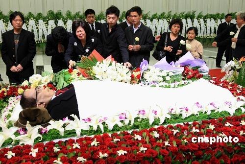 导演谢晋追悼仪式举行 影迷持横幅送别(组图)