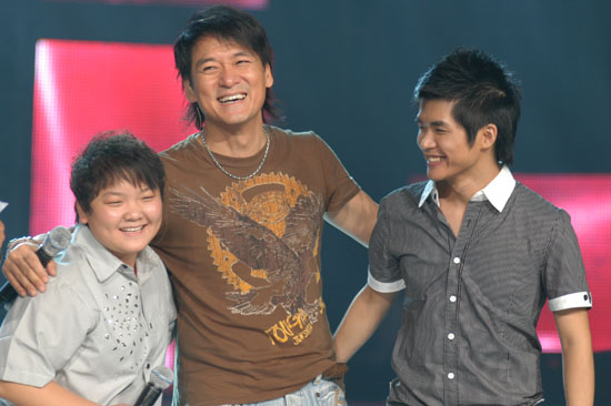 朱洁亮相周华健演唱会 “唱响”5进4选手玩个唱