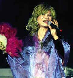 广州街头艺人卖唱27年红遍大排档 粉丝过万(图