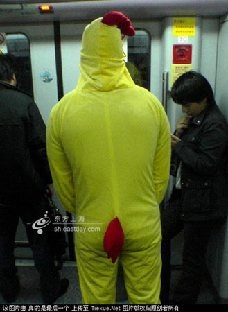 地铁再现行为艺术 老外扮