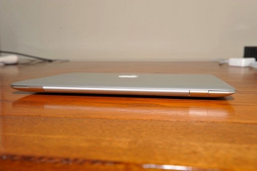 全球最薄 苹果新MacBook Air本真机曝光 全球最薄 苹果新MacBook Air本真机曝光