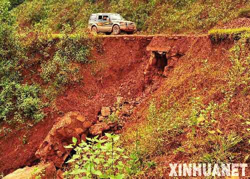 云南滑坡泥石流致35人死亡 107万多人受灾(图) 云南滑坡泥石流致35人死亡 107万多人受灾(图)