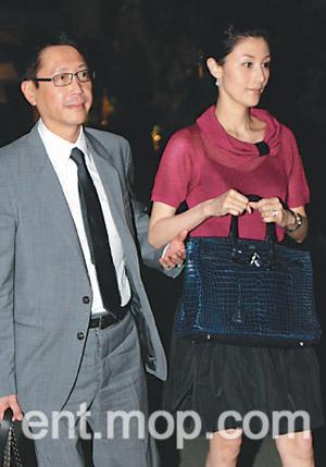 传出婚讯后首露面 李嘉欣一路笑秀6克拉钻戒 传出婚讯后首露面 李嘉欣一路笑秀6克拉钻戒