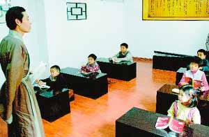 老总不满应试教育 送儿子私塾读经(图)